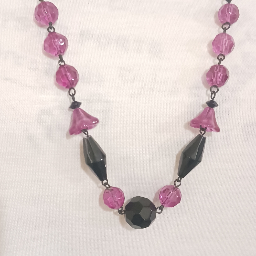3/$20 💰 Simple Purple and Black Glass Beaded Necklace - Picture 4 of 4
